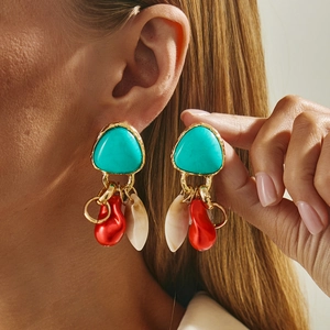 Boho-Ohrhänger mit türkisen Steinen, roten Emaille-Tropfen und goldenem Finish