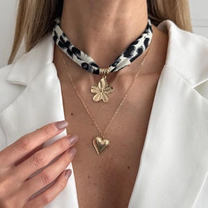 Doppelreihige Choker-Halskette mit Leopardenmuster und goldenen Herzanhängern