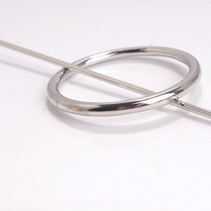 Detailansicht eines silbernen Haarstabs aus Metall mit geometrischem hohlem Kreis-Design