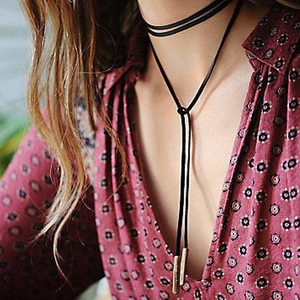 Nahaufnahme eines schwarzen Leder-Chokers mit goldenen Metallspitzen am Model