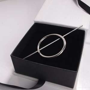 Minimalistische silberne geometrische Haarspange mit rundem Kreis in Geschenkbox