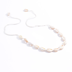 Détail du collier de plage ajustable avec coquillages cauris naturels sur cordon tressé