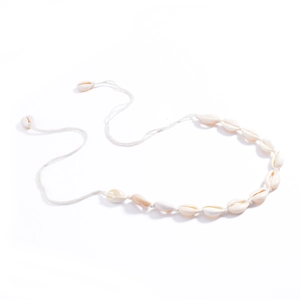 Collier de style bohème avec coquillages cauris naturels sur un cordon tressé blanc