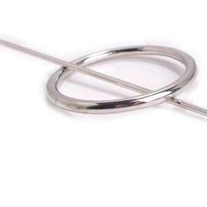 Minimalistische silberne geometrische Haarnadel mit runder Schleife und Metallstab