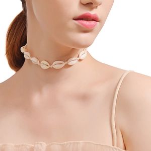 Collana girocollo boho fatta a mano con conchiglie bianche e cordino intrecciato
