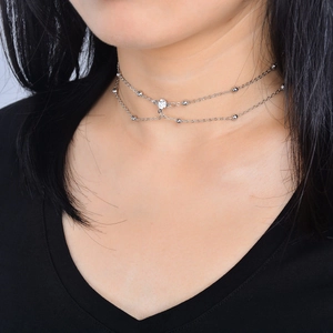 Choker a doppio strato argento con ciondolo di cristallo e perle su una modella