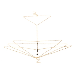 Détail de la chaîne de corps dorée multicouche avec perles noires et design bohème chic