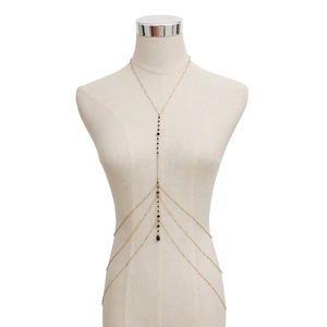 Chaîne de corps dorée multicouche avec perles noires et pendentif goutte sur mannequin