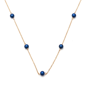 Detalle de un collar de cadena dorada minimalista con cinco cuentas azul oscuro