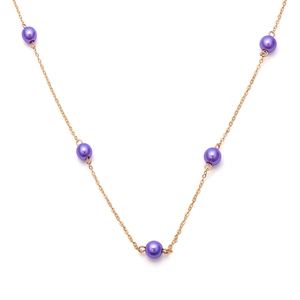 Collar de cadena dorada con cinco cuentas redondas moradas pulidas en fondo blanco