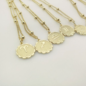Collane vintage 12 costellazioni in oro per donne su sfondo bianco