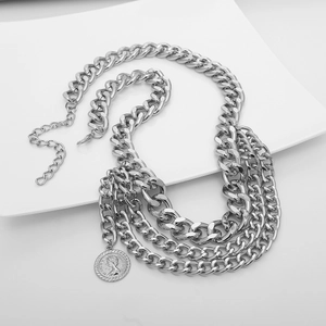 Detailansicht der silbernen mehrlagigen Kette mit Elizabeth II Münzanhänger für Damen