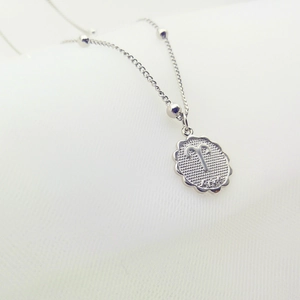 Dettaglio della collana zodiaco Ariete in argento con ciondolo ovale e catena a sfere