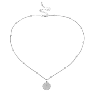 Dettaglio del ciondolo zodiacale Pesci argento su una collana a catena a sfere