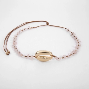 Dettaglio della collana con conchiglia bohémien e perline rosa con cordino regolabile