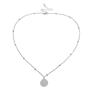 Detailaufnahme der Widder-Sternzeichen-Kette in Silber mit feiner Perlenkette