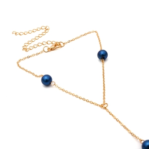 Elegante collar de cadena dorada con perlas azul oscuro y cierre de mosquetón ajustable