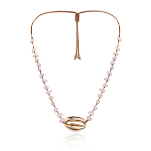 Collana boho con ciondolo a conchiglia, pietre naturali rosa e cordino regolabile