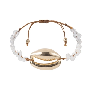 Dettaglio del bracciale boho con conchiglia dorata e pietre trasparenti su cordino