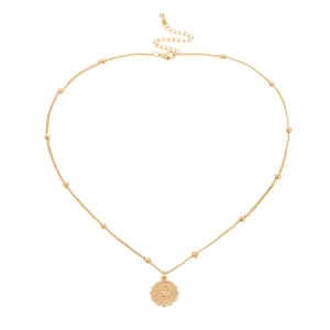 Detailansicht des Gemini Sternzeichen-Münzanhängers an goldener Perlenkette mit Verschluss