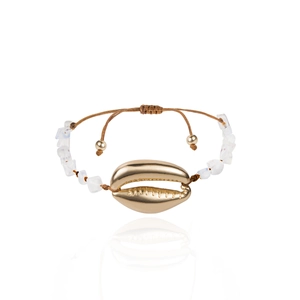 Dettaglio collana boho con ciondolo a conchiglia dorata e perle sfaccettate bianche