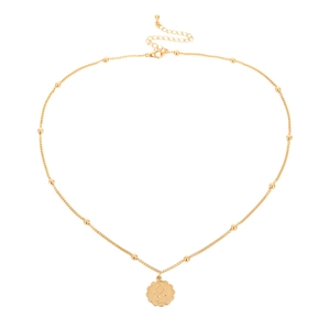 Detailansicht der goldenen Löwe-Sternzeichen-Halskette mit Perlenkette und Verschluss