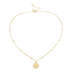Detail der Goldkette mit Jungfrau-Münzanhänger und kleinen Perlen auf weißem Hintergrund