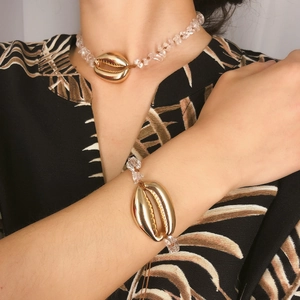 Set bohémien di collana e bracciale a conchiglia dorata con pietre trasparenti per mare
