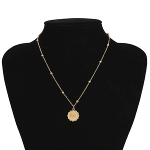 Detailaufnahme einer goldenen Halskette mit Wassermann-Anhänger und Perlenkette für Damen