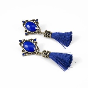 Λεπτομέρεια από vintage boho σκουλαρίκια με μπλε πέτρες, φούντες και χάλκινο φιλιγκράν