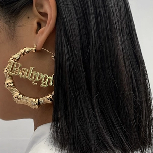 Goldene Bamboo-Creolen mit Babygirl-Schriftzug im Gothic-Stil für Streetwear-Hip-Hop