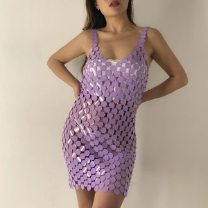 Détail de la robe chaîne de corps à paillettes violettes avec anneaux métalliques