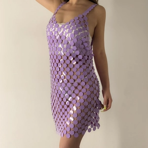 Détail de mini robe à paillettes violettes avec anneaux et finition réfléchissante