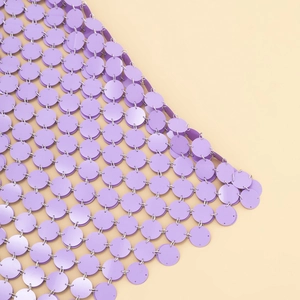 Gros plan de paillettes rondes violettes reliées par des anneaux pour robe chaîne