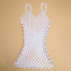 Détail d'une robe en sequins blancs reliés par des anneaux pour les soirées chic