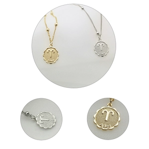 Collana con ciondolo Ariete in finiture oro e argento con bordo ondulato rotondo