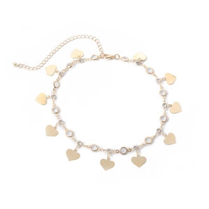 Dettaglio della collana a cuore dorata con strass scintillanti e chiusura a moschettone