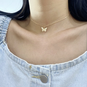 Minimalistische goldene Schmetterlingskette mit feiner Gliederkette für Damen
