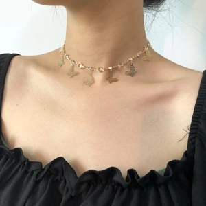 Collana girocollo dorata con ciondoli a farfalla traforati e cristalli luccicanti