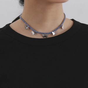 Minimalistischer Edelstahl-Choker mit blauen Strasssteinen und fünf Schmetterlingen