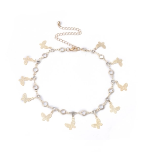 Dettaglio della collana a farfalla dorata con strass, chiusura a moschettone e catenina