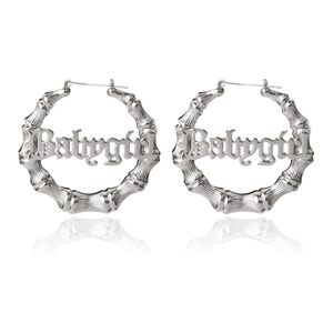 Silberne Punk-Bambus-Creolen mit einem gotischen Babygirl-Schriftzug-Design