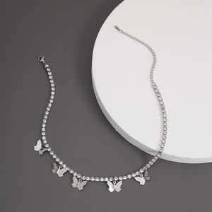 Detailansicht der Strass-Halskette mit silbernen Schmetterlingen und Karabinerverschluss
