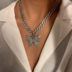 Silberne kubanische Kette mit großem Schmetterlingsanhänger mit Strasssteinen am Model