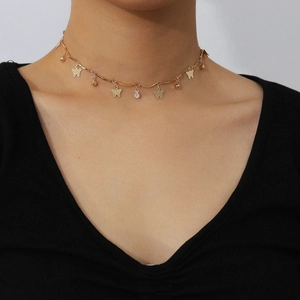 Elegante girocollo a farfalla dorato con strass indossato da una modella