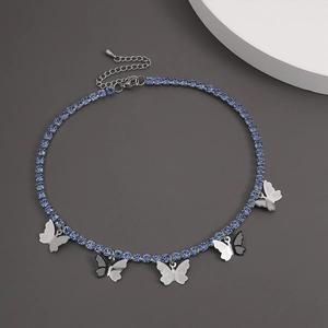 Detail der blauen Strass-Tenniskette mit fünf Schmetterlingsanhängern und Karabiner