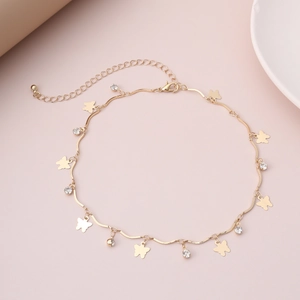 Dettaglio della collana a farfalla dorata con strass lucidi e chiusura a moschettone