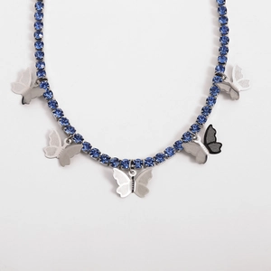 Detailaufnahme der blauen Kristall-Schmetterlingskette mit silbernen Anhängern