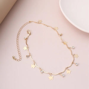 Dettaglio della collana a farfalla dorata con strass e chiusura a moschettone regolabile
