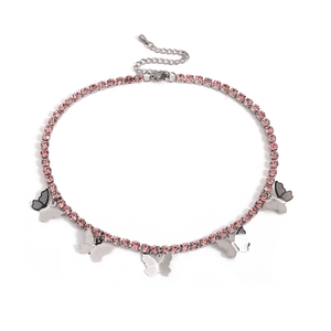 Detail der Tennis-Halskette mit rosa Kristallen und fünf Schmetterlingsanhängern